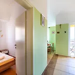 아파트 Family With A Bbq & Shared Pool In 15 Min Walk From