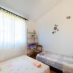 아파트 Family With A Bbq & Shared Pool In 15 Min Walk From