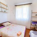 Family With A Bbq & Shared Pool In 15 Min Walk From *