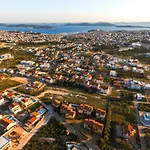 Family With A Bbq & Shared Pool In 15 Min Walk From Apartment Vodice