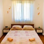 Family With A Bbq & Shared Pool In 15 Min Walk From *