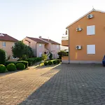 Family With A Bbq & Shared Pool In 15 Min Walk From