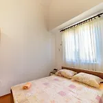 Family With A Bbq & Shared Pool In 15 Min Walk From Apartment Vodice