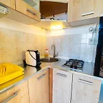 Family With A Bbq & Shared Pool In 15 Min Walk From