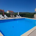 Family With A Bbq & Shared Pool In 15 Min Walk From Apartment *