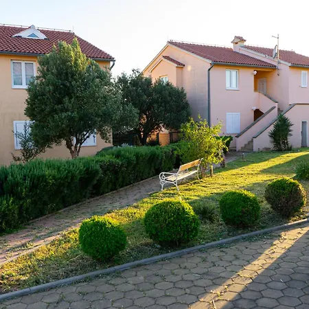 Family With A Bbq & Shared Pool In 15 Min Walk From 公寓