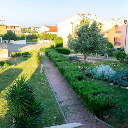 Family With A Bbq & Shared Pool In 15 Min Walk From Apartman