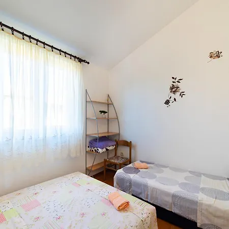 Apartman Family With A Bbq & Shared Pool In 15 Min Walk From