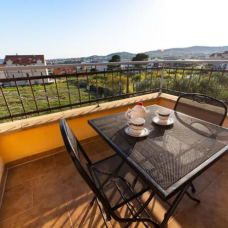 Family With A Bbq & Shared Pool In 15 Min Walk From Vodice