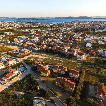 Family With A Bbq & Shared Pool In 15 Min Walk From