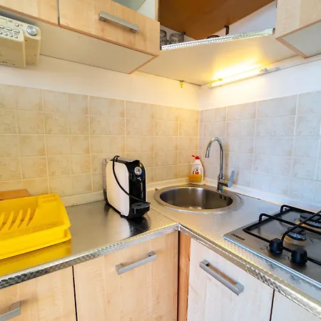 Family With A Bbq In 15 Min Walk From Apartment Vodice