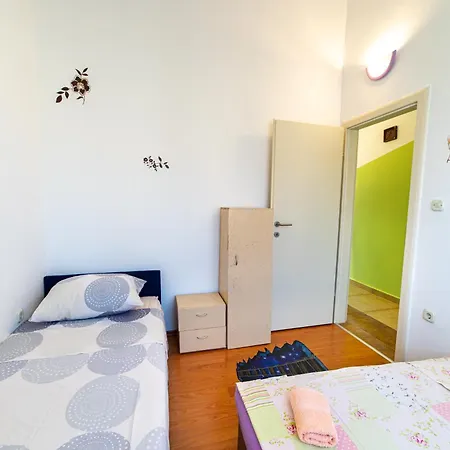 Family With A Bbq & Shared Pool In 15 Min Walk From *