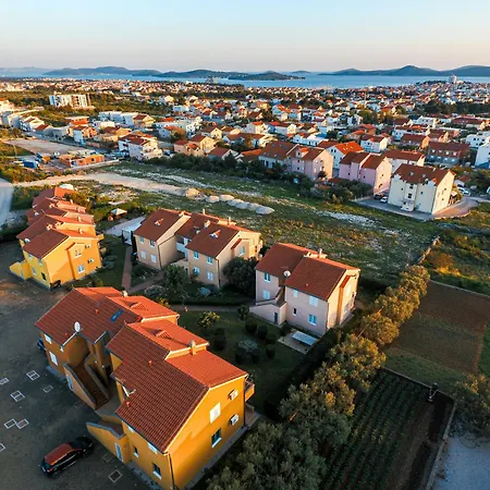 Family With A Bbq & Shared Pool In 15 Min Walk From