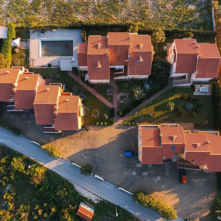 Family With A Bbq & Shared Pool In 15 Min Walk From Apartament