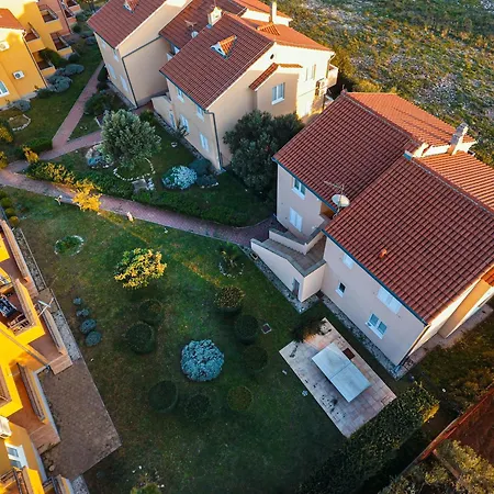 Family With A Bbq In 15 Min Walk From Apartment Vodice