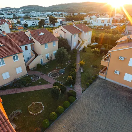 Family With A Bbq & Shared Pool In 15 Min Walk From Lejlighed *