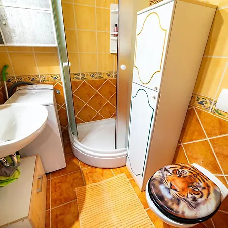 Apartman Family With A Bbq & Shared Pool In 15 Min Walk From *