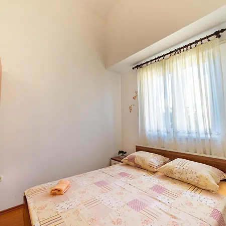 Family With A Bbq & Shared Pool In 15 Min Walk From Apartament Vodice