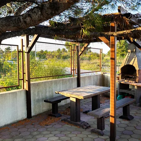 Family With A Bbq & Shared Pool In 15 Min Walk From Vodice