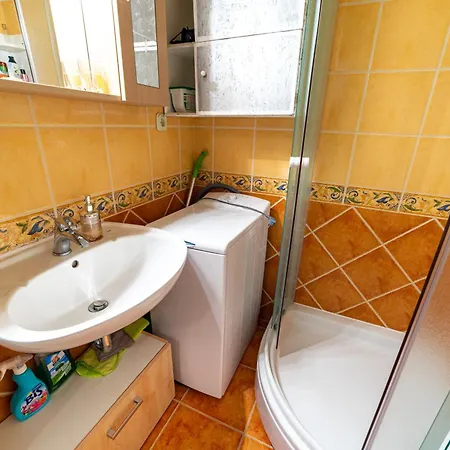 Apartman Family With A Bbq & Shared Pool In 15 Min Walk From