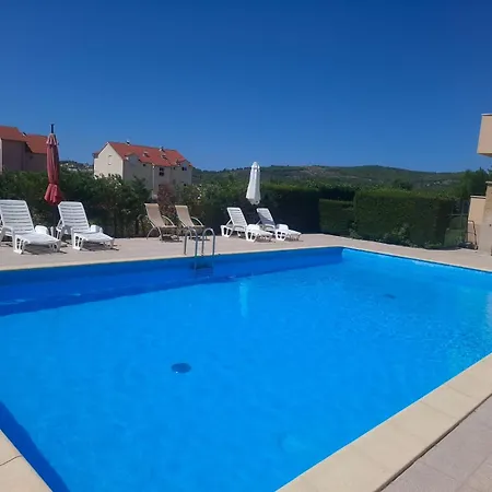 Family With A Bbq & Shared Pool In 15 Min Walk From Apartman *