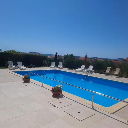 Family With A Bbq & Shared Pool In 15 Min Walk From Lejlighed Vodice
