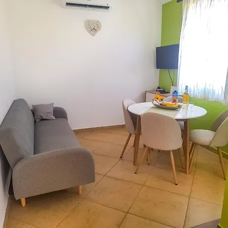 Lejlighed Family With A Bbq & Shared Pool In 15 Min Walk From Vodice