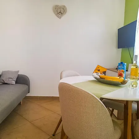 Family With A Bbq & Shared Pool In 15 Min Walk From *