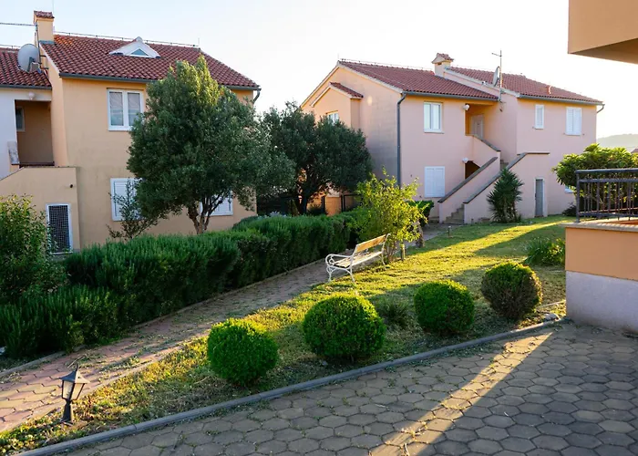 Family With A Bbq & Shared Pool In 15 Min Walk From Апартаменты