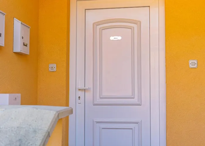 Family With A Bbq & Shared Pool In 15 Min Walk From 公寓