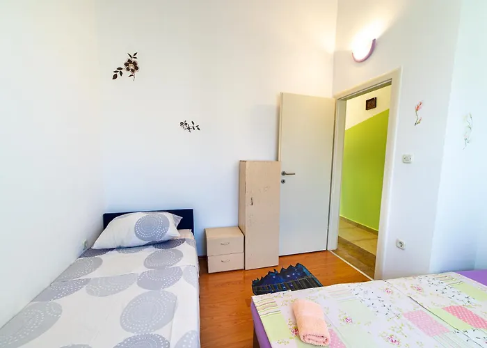 Family With A Bbq & Shared Pool In 15 Min Walk From *