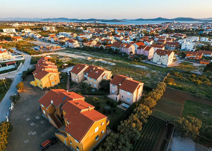 Family With A Bbq & Shared Pool In 15 Min Walk From