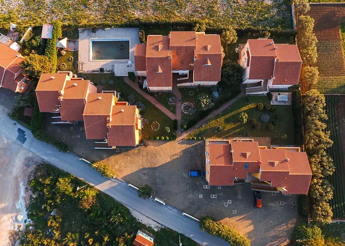 Family With A Bbq & Shared Pool In 15 Min Walk From 公寓