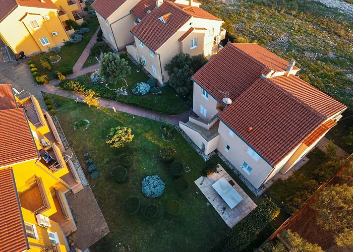 Family With A Bbq & Shared Pool In 15 Min Walk From 公寓 沃迪切