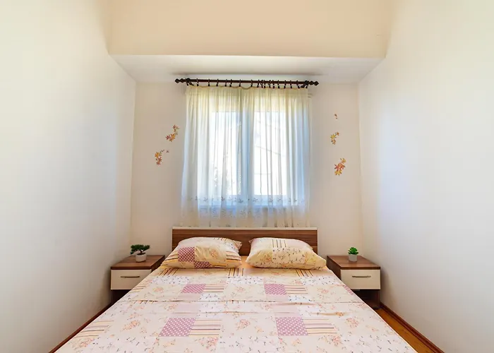 Апартаменты Family With A Bbq & Shared Pool In 15 Min Walk From Водице