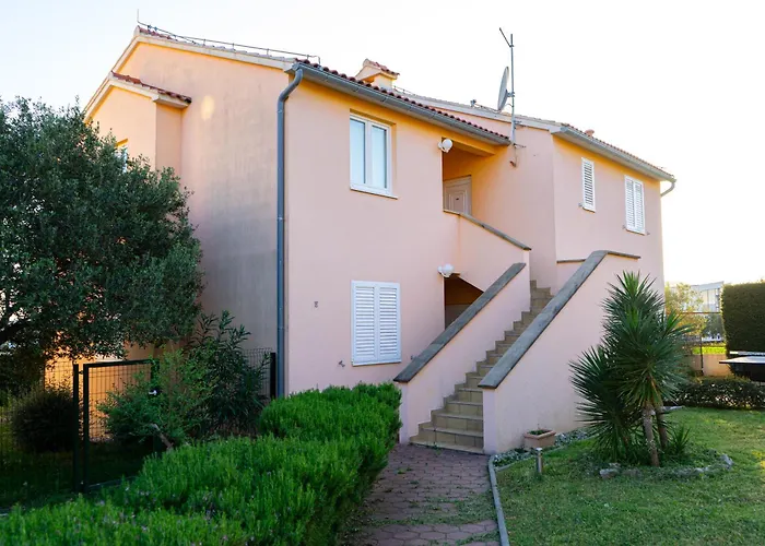 Family With A Bbq & Shared Pool In 15 Min Walk From 沃迪切