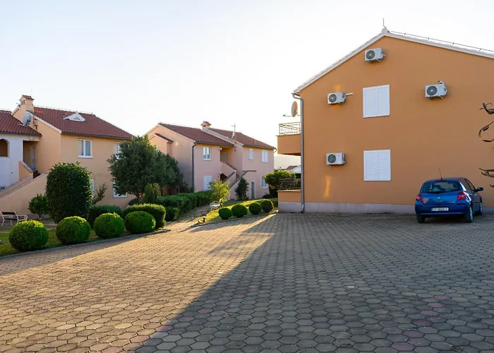 Family With A Bbq & Shared Pool In 15 Min Walk From