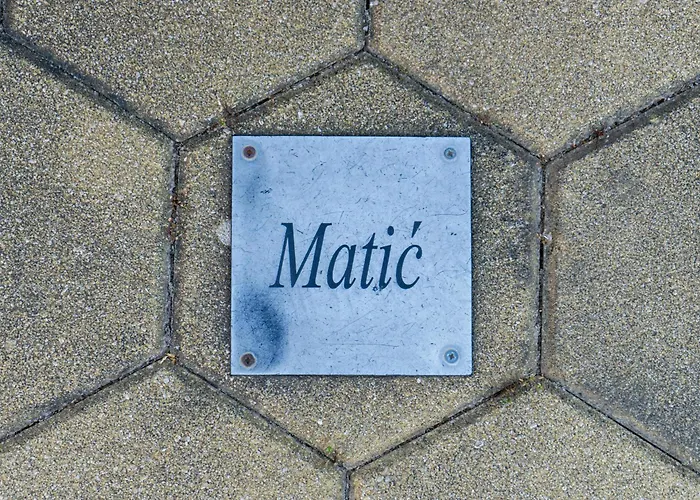 Family With A Bbq & Shared Pool In 15 Min Walk From *