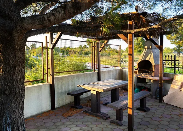 Family With A Bbq & Shared Pool In 15 Min Walk From 沃迪切