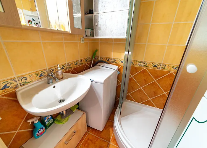 公寓 Family With A Bbq & Shared Pool In 15 Min Walk From