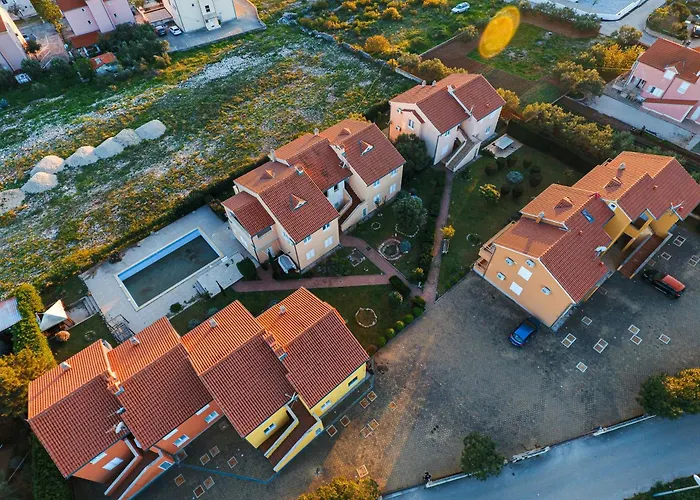 Family With A Bbq & Shared Pool In 15 Min Walk From Апартаменты *