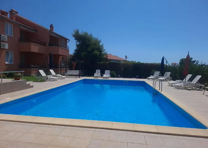 Family With A Bbq & Shared Pool In 15 Min Walk From Апартаменты *