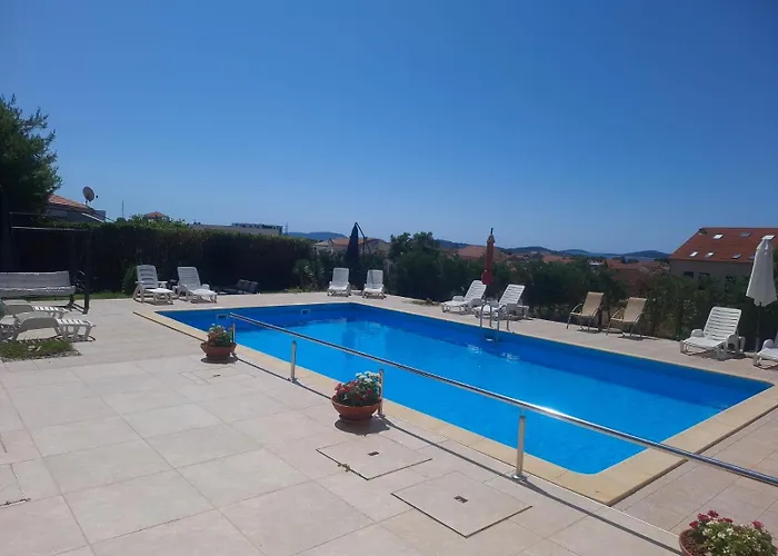 Family With A Bbq & Shared Pool In 15 Min Walk From 公寓 沃迪切