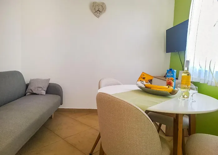 Family With A Bbq & Shared Pool In 15 Min Walk From *